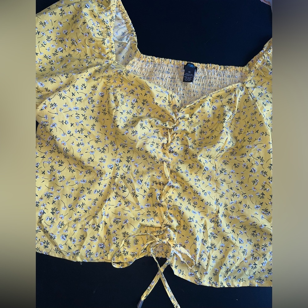 Rue 21+ Yellow Floral Short Sleeve Cropped Blouse Size 4XL EUC